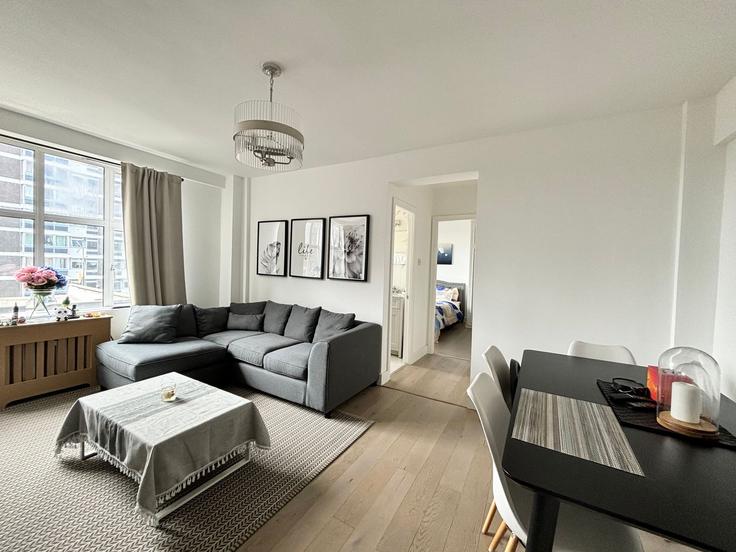 Sala de estar elegantemente projetada com móveis modernos em um apartamento no Building Kendal Street - houst - 1034191 - LON em City of Westminster, London