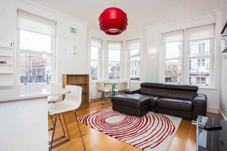 Salle de séjour élégante avec mobilier moderne dans un appartement à Building Greenland Place - houst - 1033482 - LON à London Borough of Camden, London