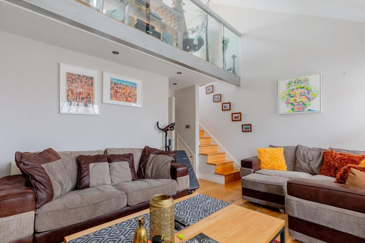 Salle de séjour élégante avec mobilier moderne dans un appartement à Building Queensmill Road - houst - 1244054 - LON à London Borough of Hammersmith and Fulham, London