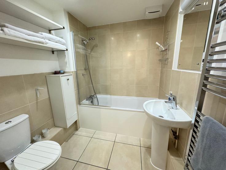 Une salle de bain raffinée et magnifiquement conçue avec des touches sophistiquées sur Building Tyssen Street - houst - 1036370 - LON à London Borough of Hackney, London