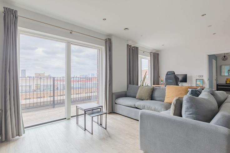 Salle de séjour élégante avec mobilier moderne dans un appartement à Building Rookwood Way - houst - 1244242 - LON à London Borough of Tower Hamlets, London