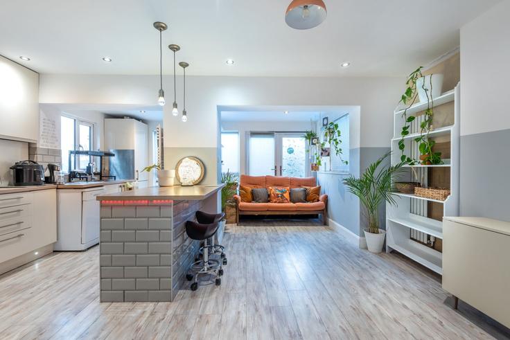 Salle de séjour élégante avec mobilier moderne dans un appartement à Building Rougemont Avenue - houst - 1244068 - LON à London Borough of Merton, Morden