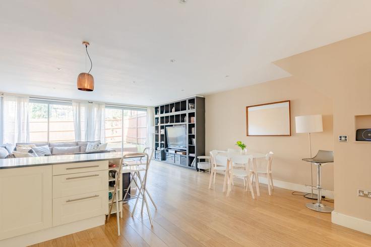 Elegant gestaltetes Wohnzimmer mit moderner Einrichtung in einer Wohnung im Building Clapham Road - houst - 1244160 - LON in London Borough of Lambeth, London