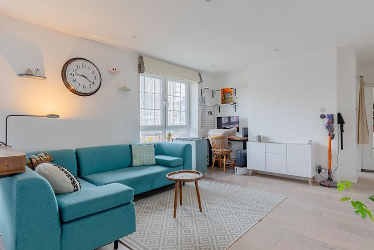 Elegant gestaltetes Wohnzimmer mit moderner Einrichtung in einer Wohnung im Building Kennington Oval - houst - 1244119 - LON in London Borough of Lambeth, London