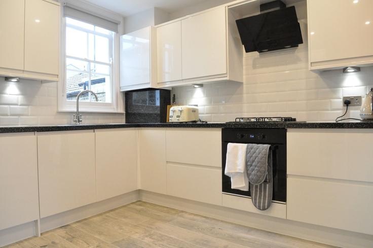 Funktionelle und stilvolle Küche mit erstklassige Ausstattung in einer gehobenen Wohnung im Building Townmead Road - houst - 1033413 - LON in London Borough of Hammersmith and Fulham, London Funktionelle und stilvolle Küche mit erstklassige Ausstattung in einer gehobenen Wohnung im Building Townmead Road - houst - 1033413 - LON in London Borough of Hammersmith and Fulham, London