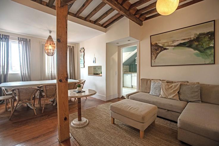 Salle de séjour élégante avec mobilier moderne dans un appartement à Building Rua Tomás da Anunciação - houst - 1032987 à Campo de Ourique, Lisbon Salle de séjour élégante avec mobilier moderne dans un appartement à Building Rua Tomás da Anunciação - houst - 1032987 à Campo de Ourique, Lisbon