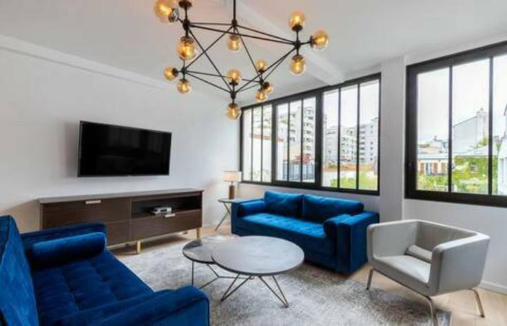 Sala de estar elegantemente projetada com móveis modernos em um apartamento no Building Rue Claude Tillier - houst - 1032642 em 12th arrondissement, Paris