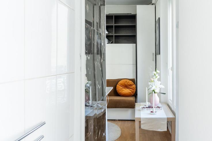 Salle de séjour élégante avec mobilier moderne dans un appartement à Building Boulevard Ornano - houst - 1244191 - PAR à 18th arrondissement, Paris