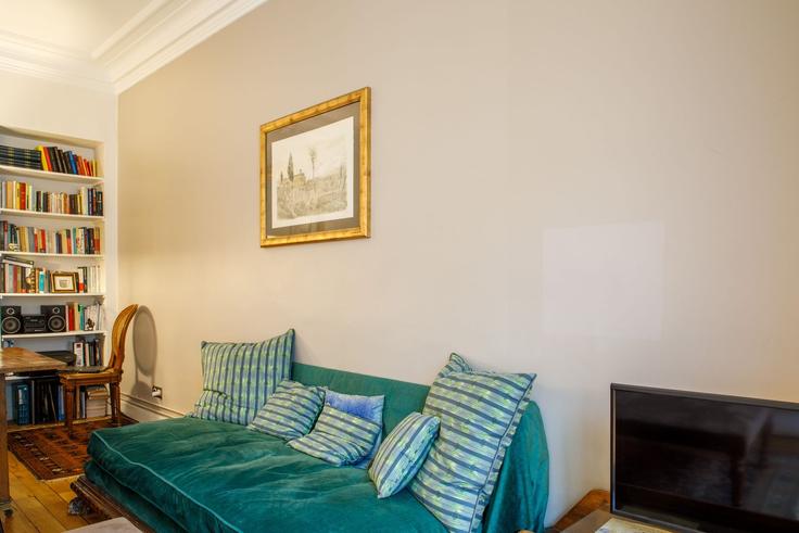 18th arrondissement, Paris에 위치한 Building Rue Lepic - houst - 1032713 - PAR 아파트의 세련된 인테리어가 돋보이는 거실 18th arrondissement, Paris에 위치한 Building Rue Lepic - houst - 1032713 - PAR 아파트의 세련된 인테리어가 돋보이는 거실