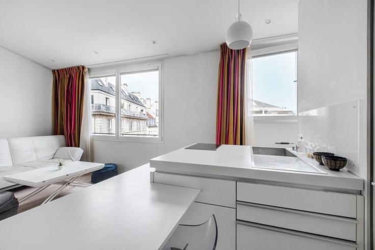 Paris 3rd arrondissementのBuilding Rue de Turenne - houst - 1032677 - PARのアパートメントにある、モダンな家具を備えたエレガントなデザインのリビングルーム