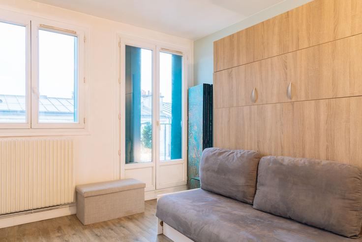 Elegante sala de estar con mobiliario moderno en un apartamento en Building Rue Orfila - houst - 1032707 en 20th arrondissement of Paris, Paris