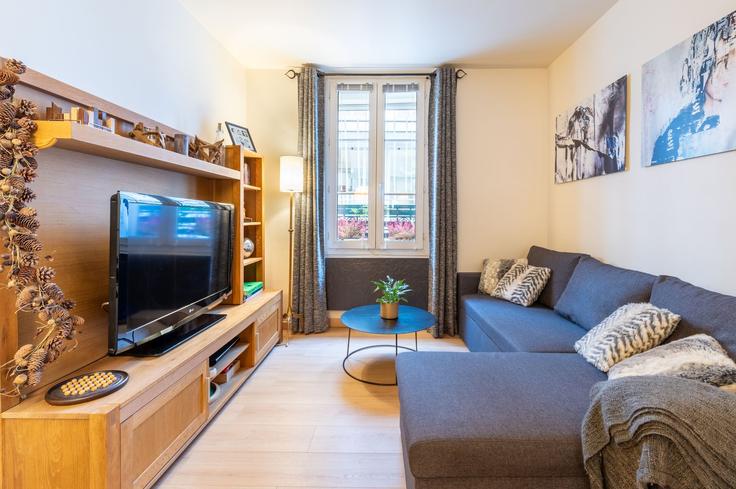 Elegante sala de estar con mobiliario moderno en un apartamento en Building Rue Tholozé - houst - 1032616 - PAR en 18th arrondissement, Paris Elegante sala de estar con mobiliario moderno en un apartamento en Building Rue Tholozé - houst - 1032616 - PAR en 18th arrondissement, Paris