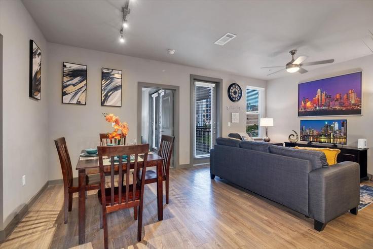 Salle de séjour élégante avec mobilier moderne dans un appartement à Building Staffordshire Boulevard - houston-corporate-housing - 1363773 à Houston, Houston
