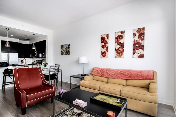 Houston HoustonのBuilding Holcombe Boulevard - houston-corporate-housing - 1359160のアパートメントにある、モダンな家具を備えたエレガントなデザインのリビングルーム Houston HoustonのBuilding Holcombe Boulevard - houston-corporate-housing - 1359160のアパートメントにある、モダンな家具を備えたエレガントなデザインのリビングルーム