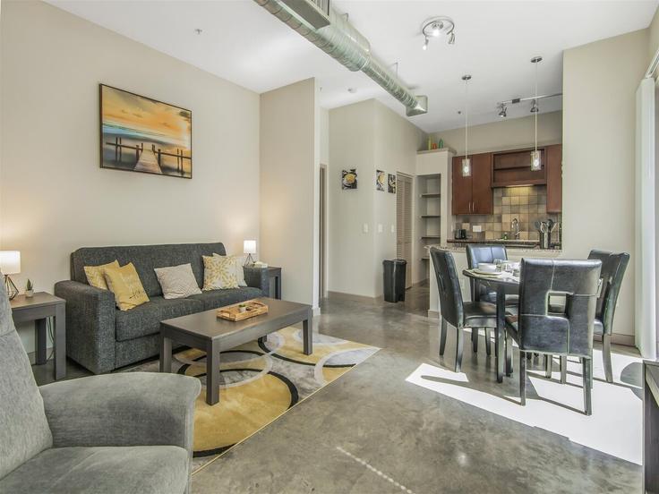 Elegante sala de estar con mobiliario moderno en un apartamento en Building Camden Drive - houston-corporate-housing - 1359155 en Houston, Houston Elegante sala de estar con mobiliario moderno en un apartamento en Building Camden Drive - houston-corporate-housing - 1359155 en Houston, Houston