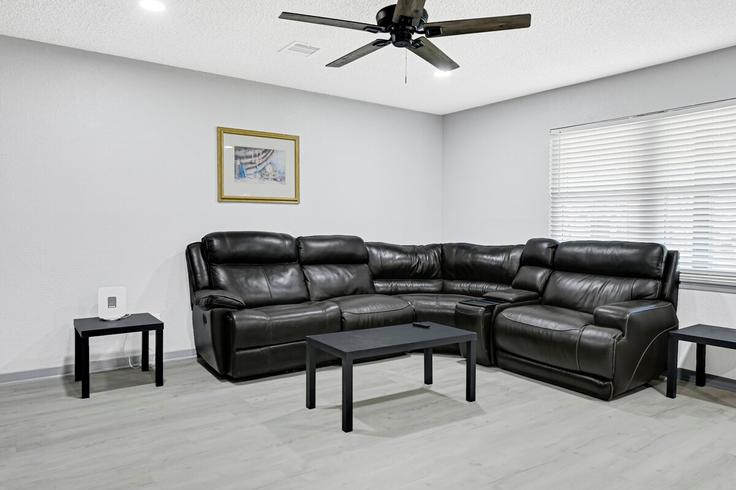 Baytown BaytownのBuilding Clayton Drive - houston-stays - 1603449のアパートメントにある、モダンな家具を備えたエレガントなデザインのリビングルーム