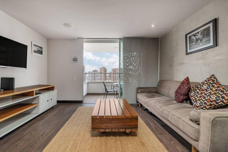 Elegante sala de estar con mobiliario moderno en un apartamento en Building Carrera 35 - housy-host - 1326864 en El Poblado, Medellín