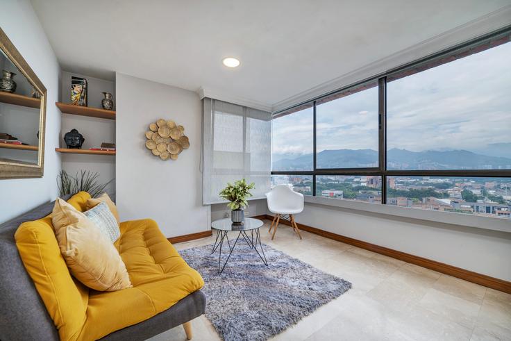 Elegante sala de estar con mobiliario moderno en un apartamento en Building Calle 6 Sur - housy-host - 1326866 en El Poblado, Medellín