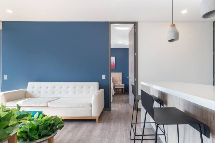 Elegante sala de estar con mobiliario moderno en un apartamento en Building Calle 9a Sur - housy-host - 1326869 en El Poblado, Medellín