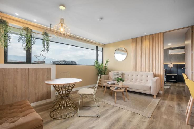 Building Carrera 47 - housy-host - 1326875 adresindeki bir dairede modern mobilyalarla zarif bir şekilde tasarlanmış oturma odası El Poblado, Medellín Building Carrera 47 - housy-host - 1326875 adresindeki bir dairede modern mobilyalarla zarif bir şekilde tasarlanmış oturma odası El Poblado, Medellín