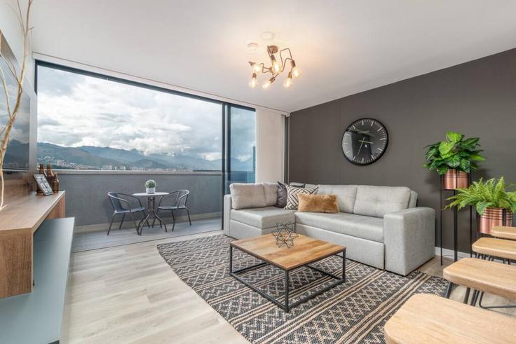 Elegante sala de estar con mobiliario moderno en un apartamento en Building Carrera 47 - housy-host - 1326880 en El Poblado, Medellín Elegante sala de estar con mobiliario moderno en un apartamento en Building Carrera 47 - housy-host - 1326880 en El Poblado, Medellín