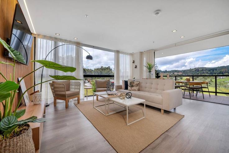 Elegante sala de estar con mobiliario moderno en un apartamento en Building Envigado - housy-host - 1326922 en Vereda El Penasco, Vereda El Penasco Elegante sala de estar con mobiliario moderno en un apartamento en Building Envigado - housy-host - 1326922 en Vereda El Penasco, Vereda El Penasco