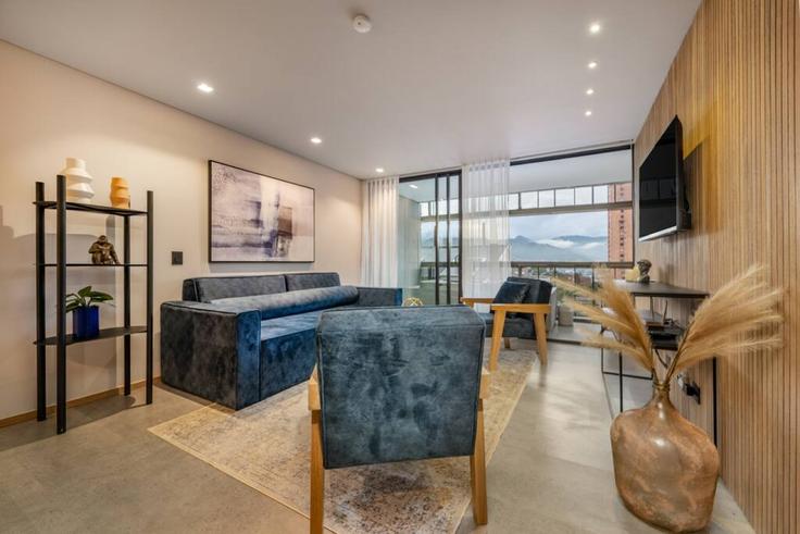 El Poblado, Medellín에 위치한 Building Calle 10b - housy-host - 1326923 아파트의 세련된 인테리어가 돋보이는 거실 El Poblado, Medellín에 위치한 Building Calle 10b - housy-host - 1326923 아파트의 세련된 인테리어가 돋보이는 거실