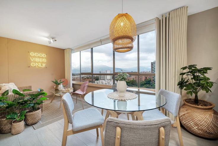 Elegante sala de estar con mobiliario moderno en un apartamento en Building Calle 6 Sur - housy-host - 1326925 en El Poblado, Medellín