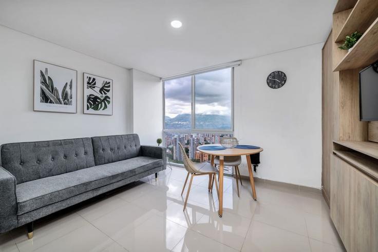 Medellín El PobladoのBuilding Carrera 29 - housy-host - 1326931のアパートメントにある、モダンな家具を備えたエレガントなデザインのリビングルーム Medellín El PobladoのBuilding Carrera 29 - housy-host - 1326931のアパートメントにある、モダンな家具を備えたエレガントなデザインのリビングルーム