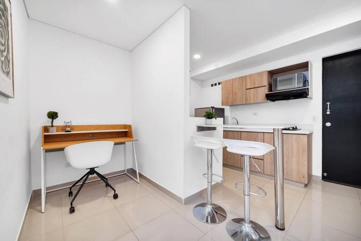 Cocina funcional y elegante con equipamiento de alta gama en un apartamento de lujo en Building Carrera 29 - housy-host - 1326932 en El Poblado, Medellín