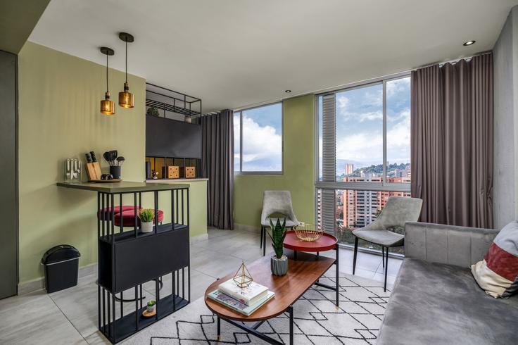 Salle de séjour élégante avec mobilier moderne dans un appartement à Building Carrera 29 - housy-host - 1326947 à El Poblado, Medellín