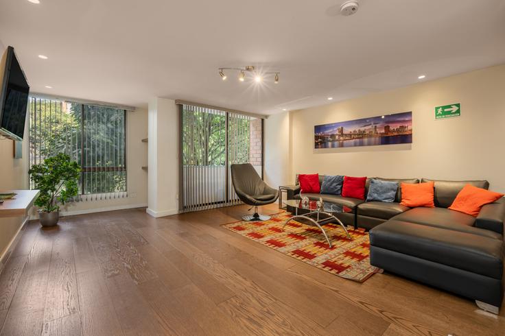 El Poblado, Medellín에 위치한 Building Carrera 32d - housy-host - 1326950 유닛의 세련된 인테리어가 돋보이는 거실 El Poblado, Medellín에 위치한 Building Carrera 32d - housy-host - 1326950 유닛의 세련된 인테리어가 돋보이는 거실