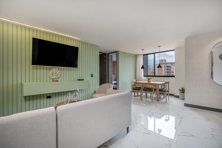 Sala de estar elegantemente projetada com móveis modernos em um apartamento no Building Transversal 74 - housy-host - 1326963 em Laureles - Estadio, Medellin, Medellín Sala de estar elegantemente projetada com móveis modernos em um apartamento no Building Transversal 74 - housy-host - 1326963 em Laureles - Estadio, Medellin, Medellín