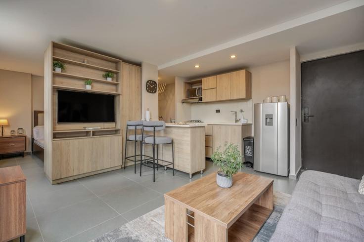 Salle de séjour élégante avec mobilier moderne dans un appartement à Building Carrera 29 - housy-host - 1327017 à El Poblado, Medellín Salle de séjour élégante avec mobilier moderne dans un appartement à Building Carrera 29 - housy-host - 1327017 à El Poblado, Medellín