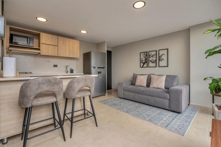 El Poblado, Medellín에 위치한 Building Carrera 29 - housy-host - 1327019 유닛의 세련된 인테리어가 돋보이는 거실 El Poblado, Medellín에 위치한 Building Carrera 29 - housy-host - 1327019 유닛의 세련된 인테리어가 돋보이는 거실