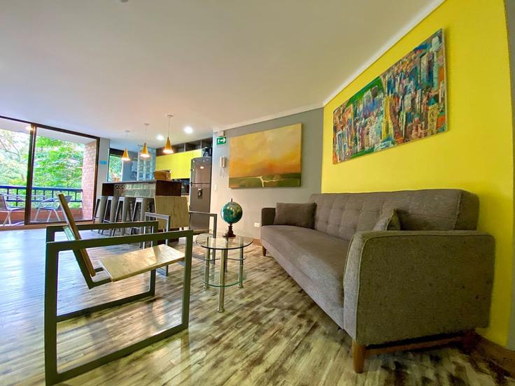 Elegante sala de estar con mobiliario moderno en un apartamento en Building Carrera 32d - housy-host - 1327023 en El Poblado, Medellín
