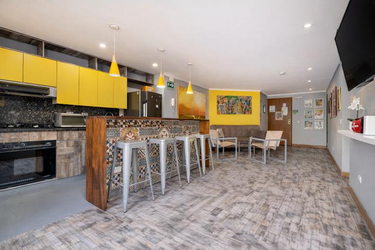 El Poblado, Medellín에 위치한 Building Carrera 32d - housy-host - 1327023 유닛의 세련된 인테리어가 돋보이는 거실 El Poblado, Medellín에 위치한 Building Carrera 32d - housy-host - 1327023 유닛의 세련된 인테리어가 돋보이는 거실