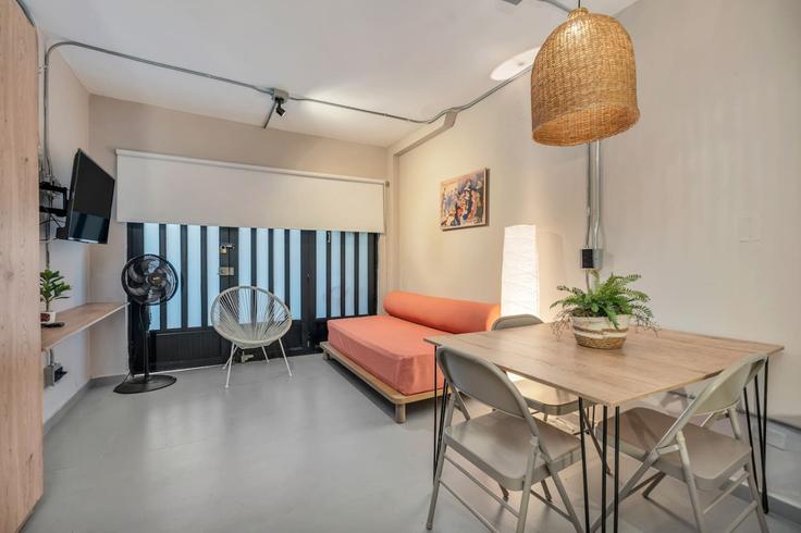 Sala de estar elegantemente projetada com móveis modernos em um apartamento no Building Calle 11A - housy-host - 1327035 em El Poblado, Medellín Sala de estar elegantemente projetada com móveis modernos em um apartamento no Building Calle 11A - housy-host - 1327035 em El Poblado, Medellín