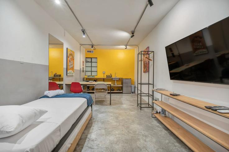 Elegante sala de estar con mobiliario moderno en un apartamento en Building Calle 12 - housy-host - 1327041 en El Poblado, Medellín Elegante sala de estar con mobiliario moderno en un apartamento en Building Calle 12 - housy-host - 1327041 en El Poblado, Medellín