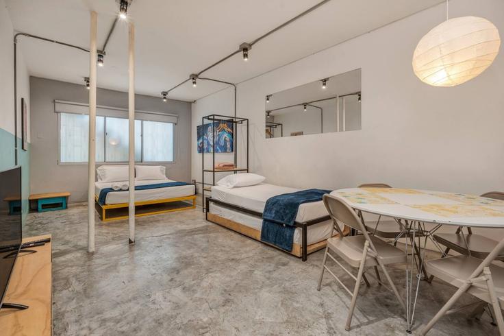 Elegante sala de estar con mobiliario moderno en un apartamento en Building Calle 12 - housy-host - 1327043 en El Poblado, Medellín Elegante sala de estar con mobiliario moderno en un apartamento en Building Calle 12 - housy-host - 1327043 en El Poblado, Medellín