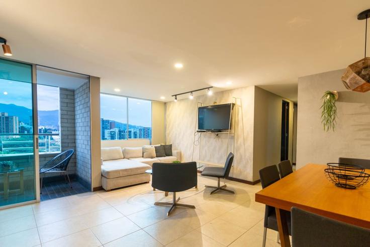 El Poblado, Medellín에 위치한 Building Carrera 35 - housy-host - 1327066 아파트의 세련된 인테리어가 돋보이는 거실 El Poblado, Medellín에 위치한 Building Carrera 35 - housy-host - 1327066 아파트의 세련된 인테리어가 돋보이는 거실
