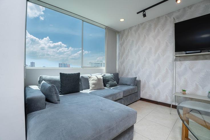 Sala de estar elegantemente projetada com móveis modernos em um apartamento no Building Carrera 35 - housy-host - 1327066 em El Poblado, Medellín