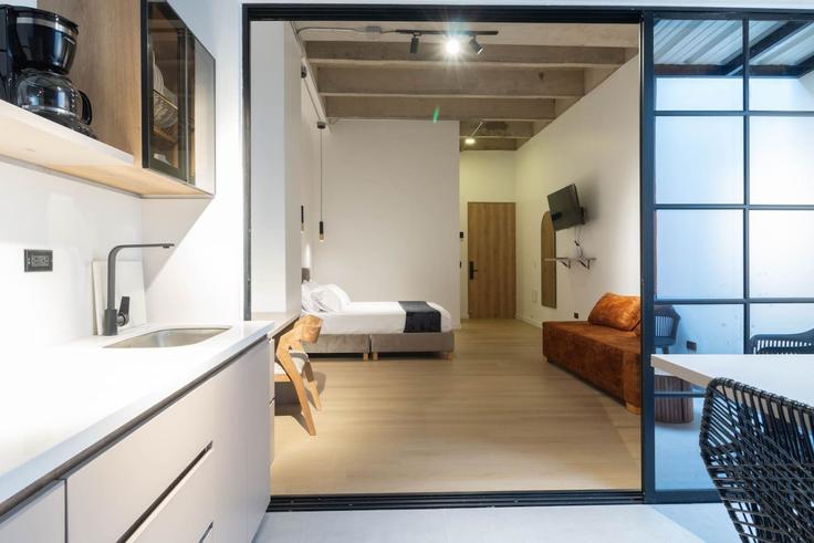 Salle de séjour élégante avec mobilier moderne dans un appartement à Building Transversal 38 - housy-host - 1327067 à Laureles - Estadio, Medellin, Medellín Salle de séjour élégante avec mobilier moderne dans un appartement à Building Transversal 38 - housy-host - 1327067 à Laureles - Estadio, Medellin, Medellín