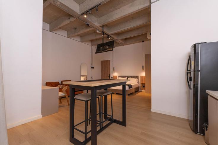 Elegant gestaltetes Wohnzimmer mit moderner Einrichtung in einer Wohnung im Building Transversal 38 - housy-host - 1327069 in Laureles - Estadio, Medellin, Medellín Elegant gestaltetes Wohnzimmer mit moderner Einrichtung in einer Wohnung im Building Transversal 38 - housy-host - 1327069 in Laureles - Estadio, Medellin, Medellín