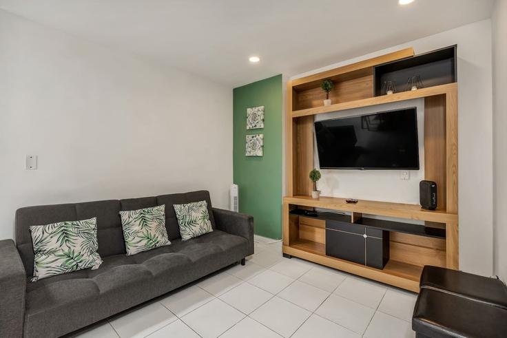 Elegante sala de estar con mobiliario moderno en un apartamento en Building Carrera 29 - housy-host - 1327073 en El Poblado, Medellín