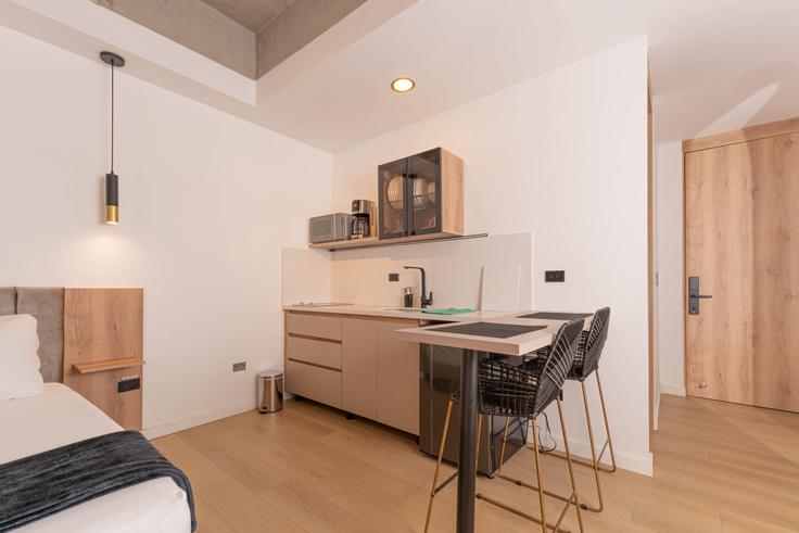 Cozinha funcional e elegante com equipamentos de última geração em apartamento de alto padrão no Building Transversal 38 - housy-host - 1327075 em Laureles - Estadio, Medellin, Medellín