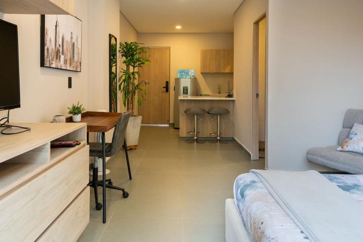 Salle de séjour élégante avec mobilier moderne dans un appartement à Building Carrera 29 - housy-host - 1327091 à El Poblado, Medellín
