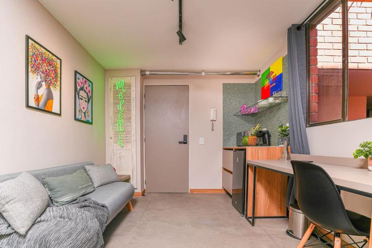 Elegante sala de estar con mobiliario moderno en un apartamento en Building Carrera 32d - housy-host - 1327110 en El Poblado, Medellín