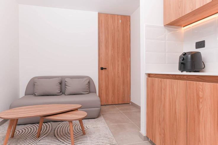 La Candelaria, Medellín에 위치한 Building Carrera 43A - housy-host - 1327124 아파트의 세련된 인테리어가 돋보이는 거실 La Candelaria, Medellín에 위치한 Building Carrera 43A - housy-host - 1327124 아파트의 세련된 인테리어가 돋보이는 거실