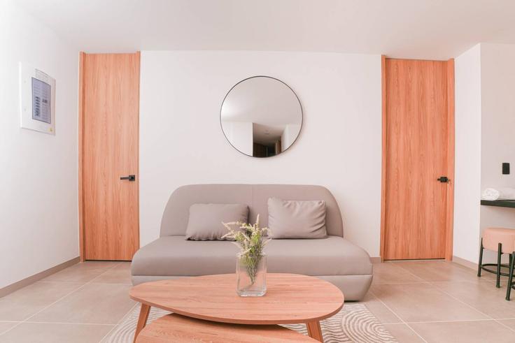 Sala de estar elegantemente projetada com móveis modernos em um apartamento no Building Carrera 43A - housy-host - 1327128 em La Candelaria, Medellín Sala de estar elegantemente projetada com móveis modernos em um apartamento no Building Carrera 43A - housy-host - 1327128 em La Candelaria, Medellín